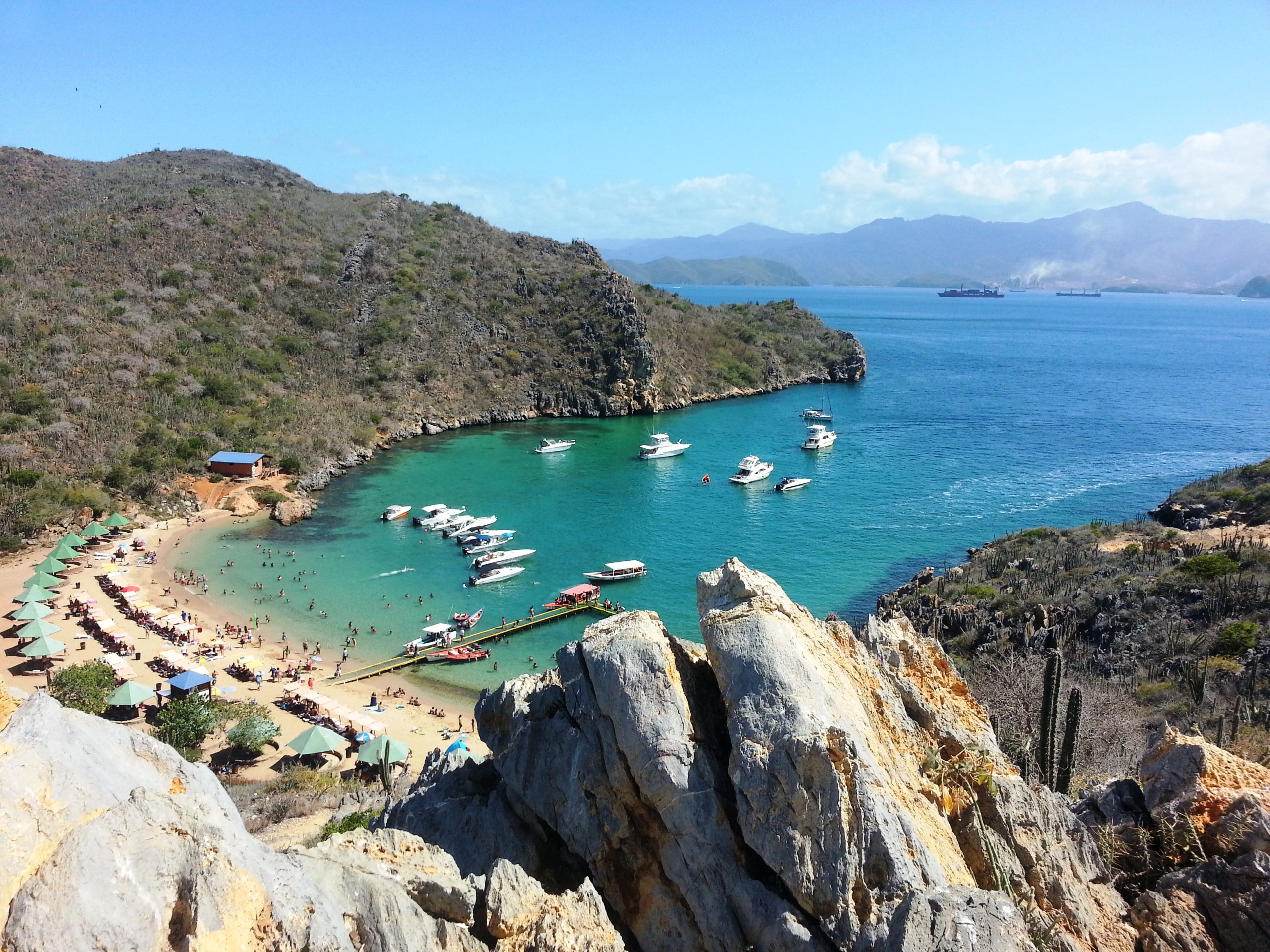 Vista panorámica de las playas y aguas cristalinas del Parque Nacional Mochima.