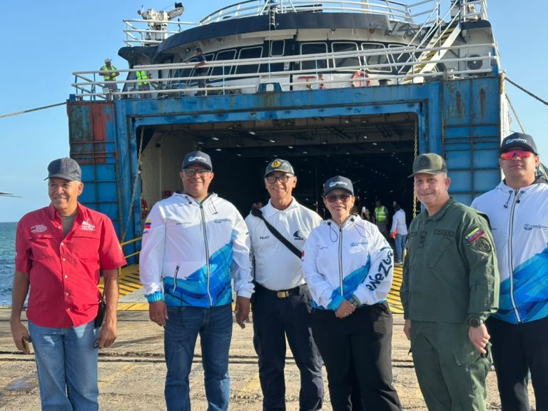Equipo directivo y operativo de Conferry frente a una embarcación de la flota.